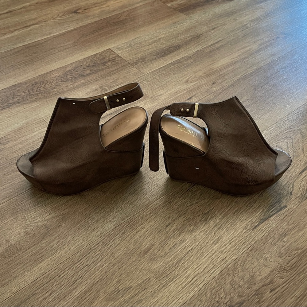 CHARLES DAVID NEW AMES WEDGE HEELS. - Picture 3 of 9